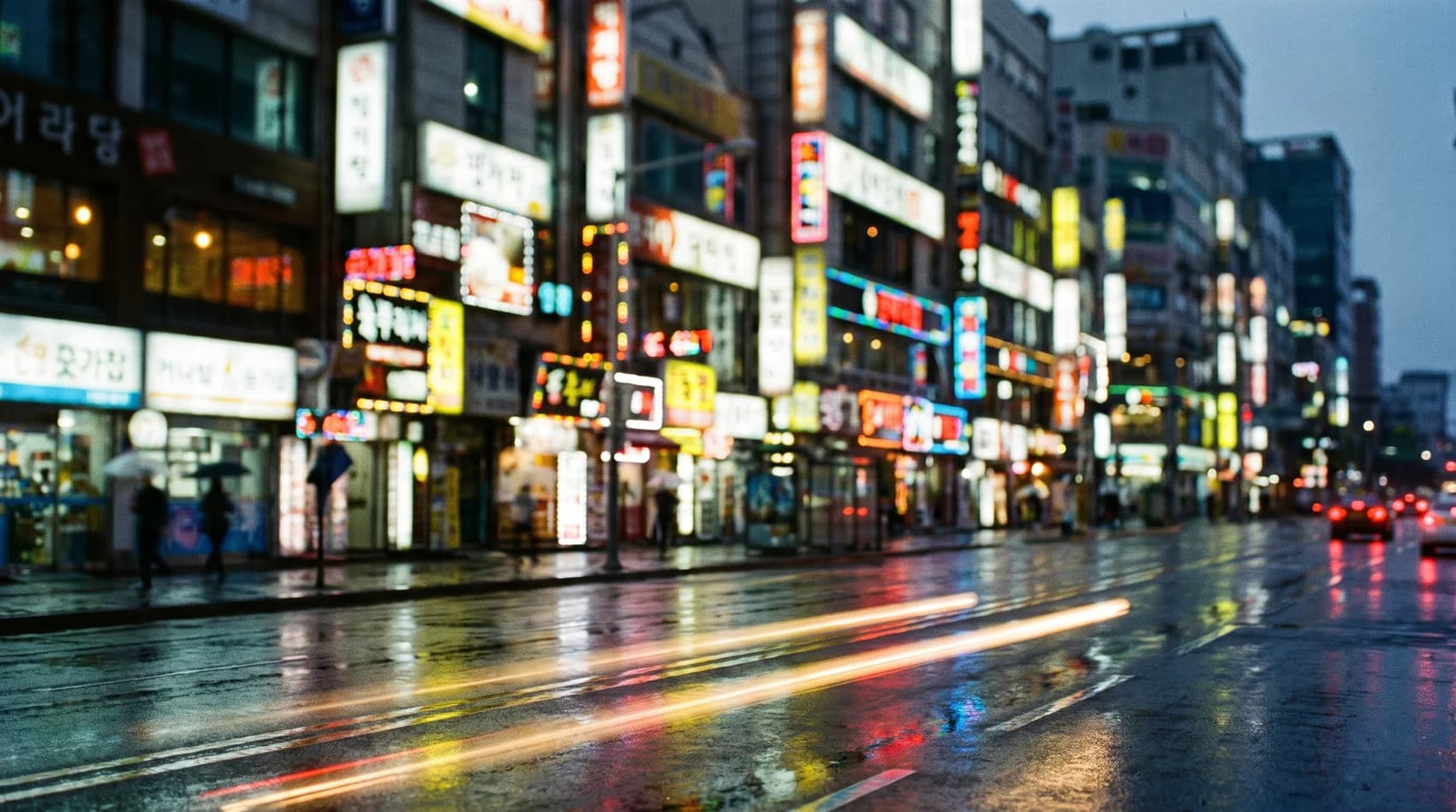 밤 상가 거리. 크기도 방향도 제각각인 간판 불빛이 서로 아무 관계 없이 뒤엉켜 있다.